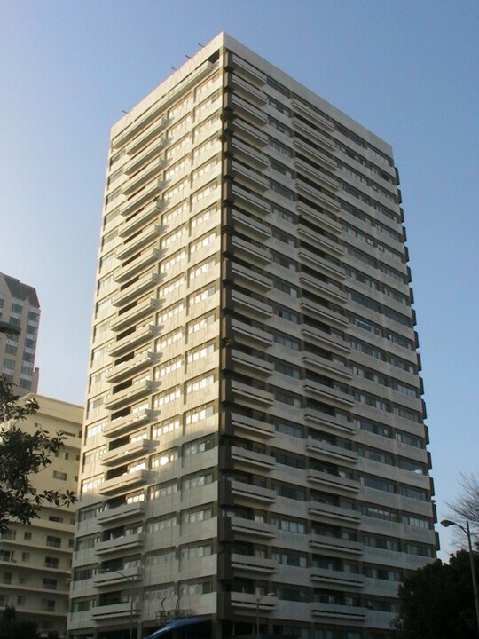 Crown Towers in Los Angeles, CA - Building Photo