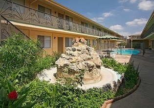 Hawaiian Villa in Monterey Park, CA - Foto de edificio - Building Photo