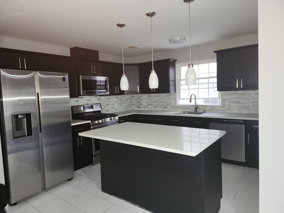 102 N 5th St in Newark, NJ - Building Photo