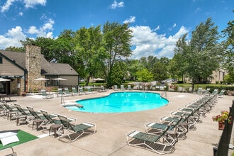 Stone Pointe Village in Fort Wayne, IN - Foto de edificio - Building Photo
