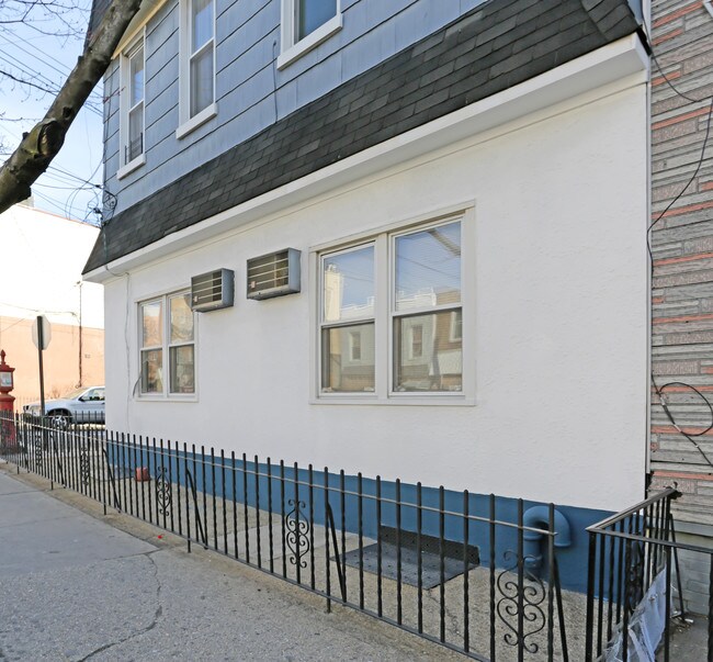 6801 Forest Ave in Ridgewood, NY - Building Photo - Building Photo