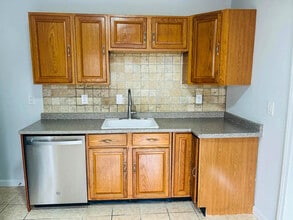 15 Ellsworth St, Unit 2 in Somerville, MA - Foto de edificio - Building Photo