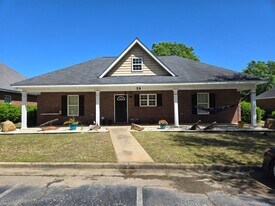 802 W Longleaf Dr in Auburn, AL - Building Photo