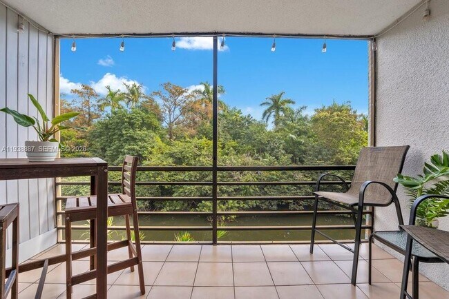 105 Royal Pk Dr in Oakland Park, FL - Building Photo - Building Photo