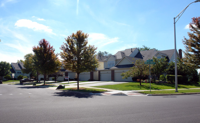 Links at Poplar Creek Townhomes in Schaumburg, IL - Building Photo - Building Photo