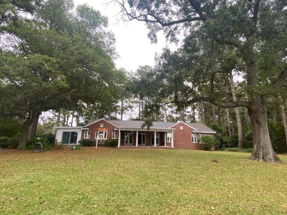 804 Madam Moores Ln in New Bern, NC - Building Photo