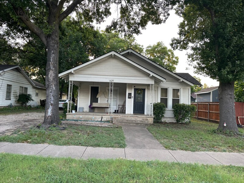629 Dunn St in Waxahachie, TX - Building Photo