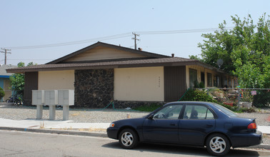 24379 Postal Ave in Moreno Valley, CA - Foto de edificio - Building Photo