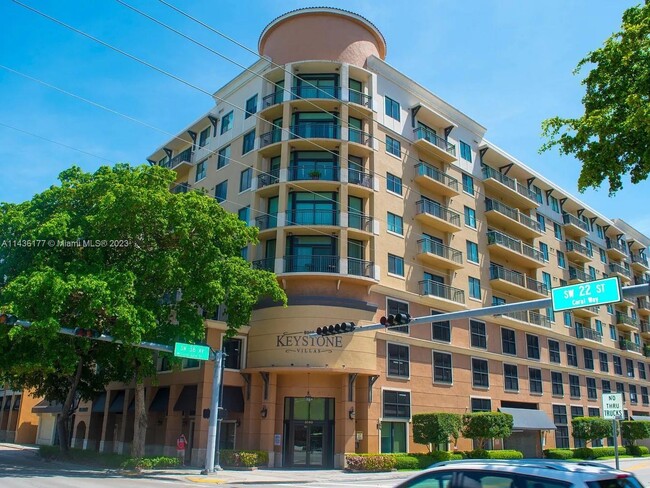 3590 Coral Way, Unit 711 in Miami, FL - Foto de edificio - Building Photo