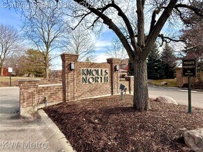 875 GreenView Ct in Rochester Hills, MI - Building Photo - Building Photo