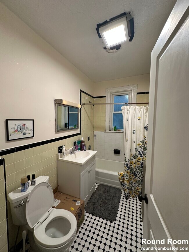 166 Kelton St, Unit 3 in Boston, MA - Foto de edificio - Building Photo