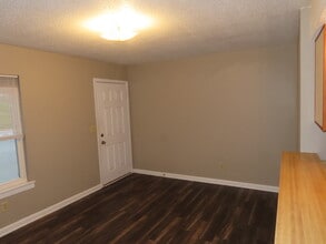 245 Arkansas Ave, Unit 245 ARKANSAS AVE APT # B in Oak Grove, KY - Foto de edificio - Building Photo