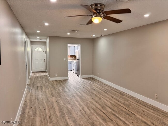 2748 Santa Barbara Blvd in Naples, FL - Foto de edificio - Building Photo