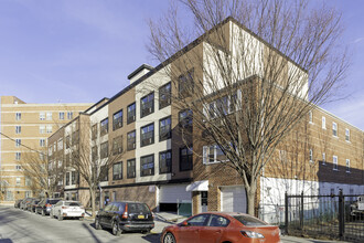 2422 Lyvere St in Bronx, NY - Foto de edificio - Building Photo