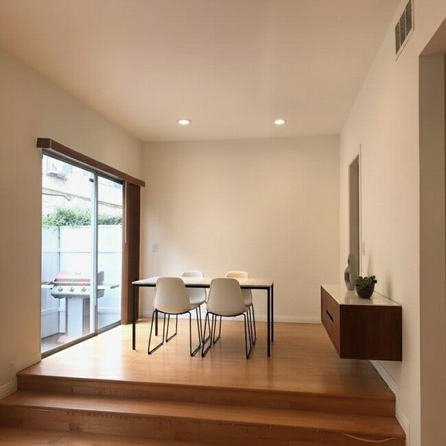 817 10th St, Unit 102 in Santa Monica, CA - Building Photo - Building Photo