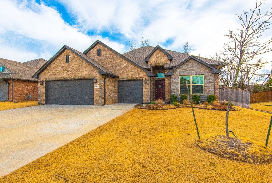 1316 Woodgrass Ct in Edmond, OK - Building Photo