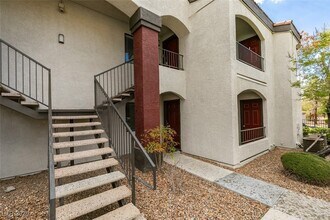 950 Seven Hills Dr, Unit 727 in Henderson, NV - Building Photo - Building Photo
