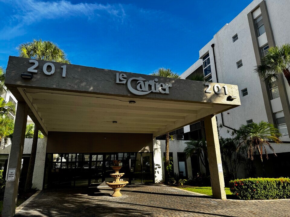 201 178th Dr, Unit 437 in Sunny Isles Beach, FL - Building Photo