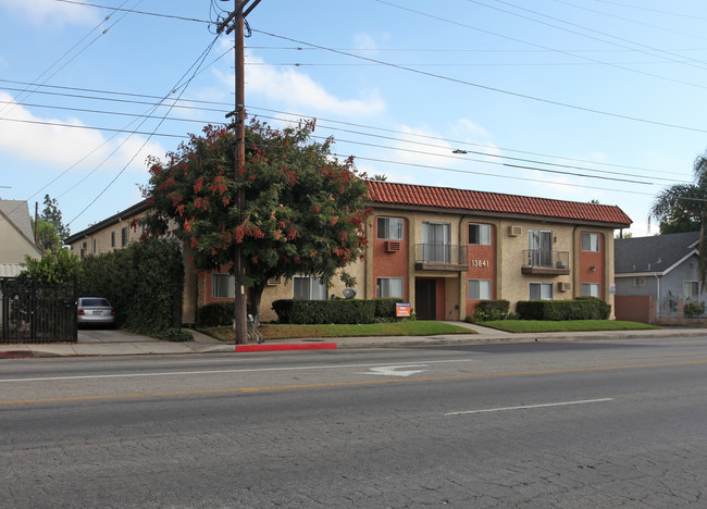 13841 Vanowen in Van Nuys, CA - Foto de edificio - Building Photo