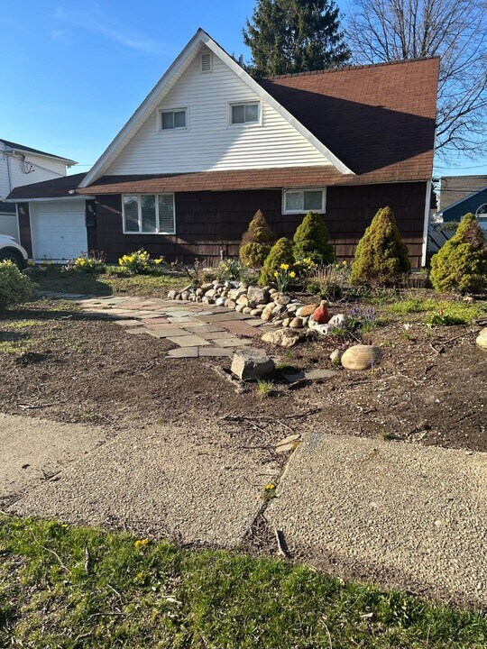 178 Brittle Ln in Hicksville, NY - Building Photo