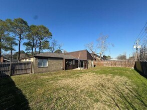 9102 Southbluff Blvd in Houston, TX - Building Photo - Building Photo