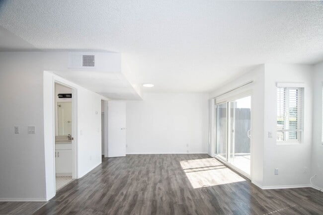13800 Sherman Way, Unit 102 in Los Angeles, CA - Building Photo - Building Photo