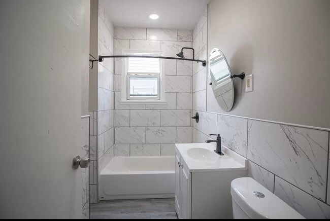 7 Sager Pl, Unit 2R