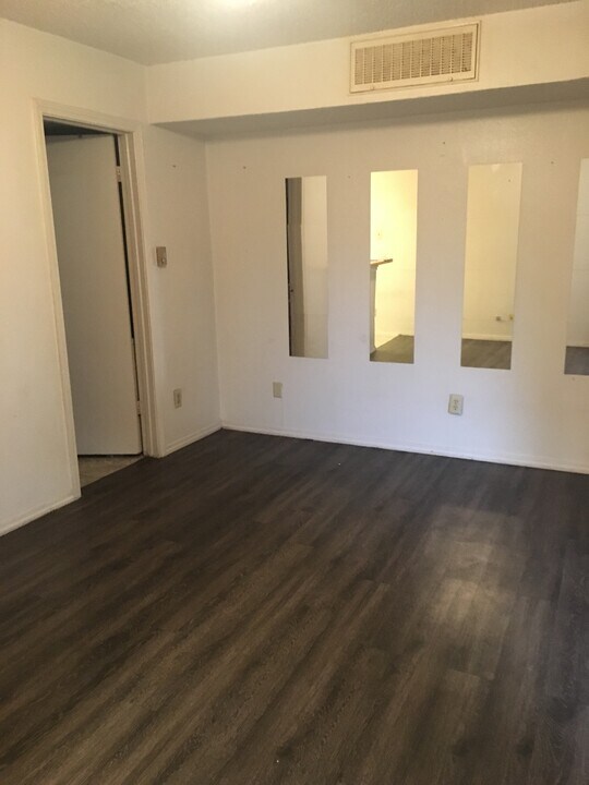 9835 Walnut St in Dallas, TX - Building Photo