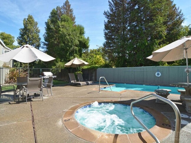 3 Months Free at Eastlake Apartments ! in Davis, CA - Foto de edificio - Building Photo