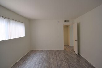 12352 Burbank Blvd in Los Angeles, CA - Building Photo - Building Photo