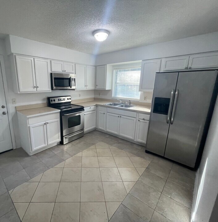 1106 Birchwood Ct, Unit 1 in Leesburg, FL - Foto de edificio