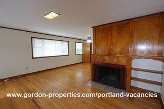 2803-2807 NE Hoyt St-Unit -2805 in Portland, OR - Foto de edificio - Building Photo