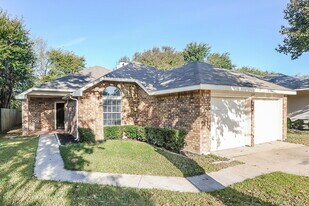208 Vines Dr in Cedar Hill, TX - Building Photo