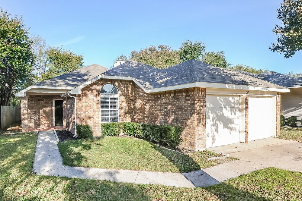 208 Vines Dr in Cedar Hill, TX - Building Photo