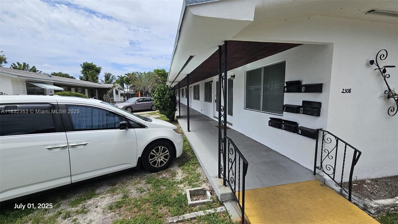2308 Grant St in Hollywood, FL - Building Photo