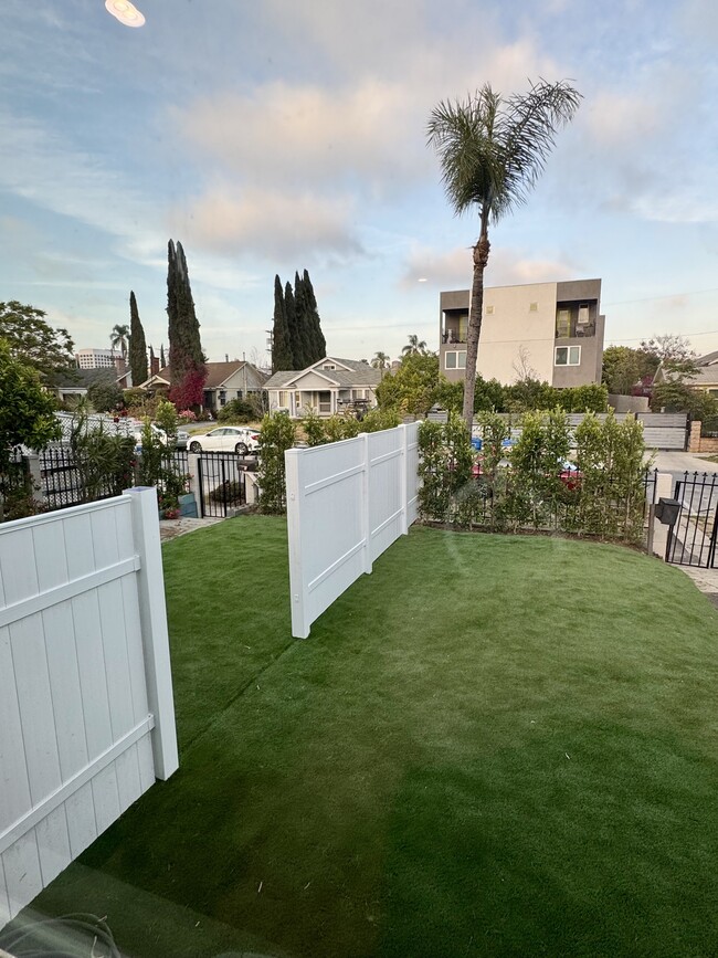 1121 N Heliotrope Dr in Los Angeles, CA - Building Photo - Building Photo
