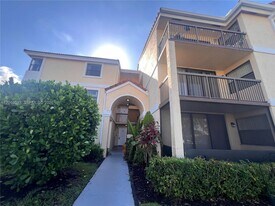5661 Riverside Dr in Coral Springs, FL - Building Photo