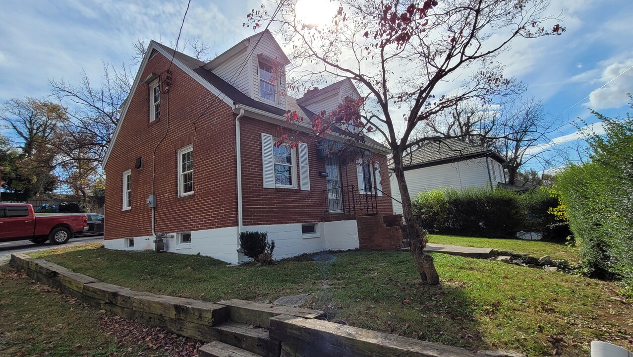 619 Baptist St in Staunton, VA - Building Photo