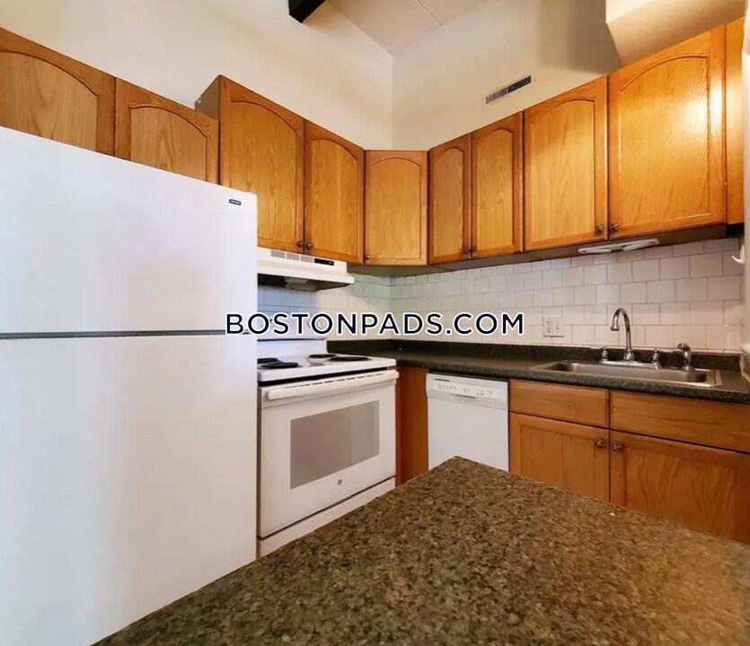 180 Central St, Unit 11 in Stoneham, MA - Building Photo