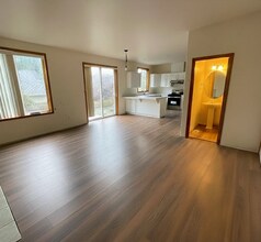 3437 SW 2nd St in Gresham, OR - Building Photo - Building Photo