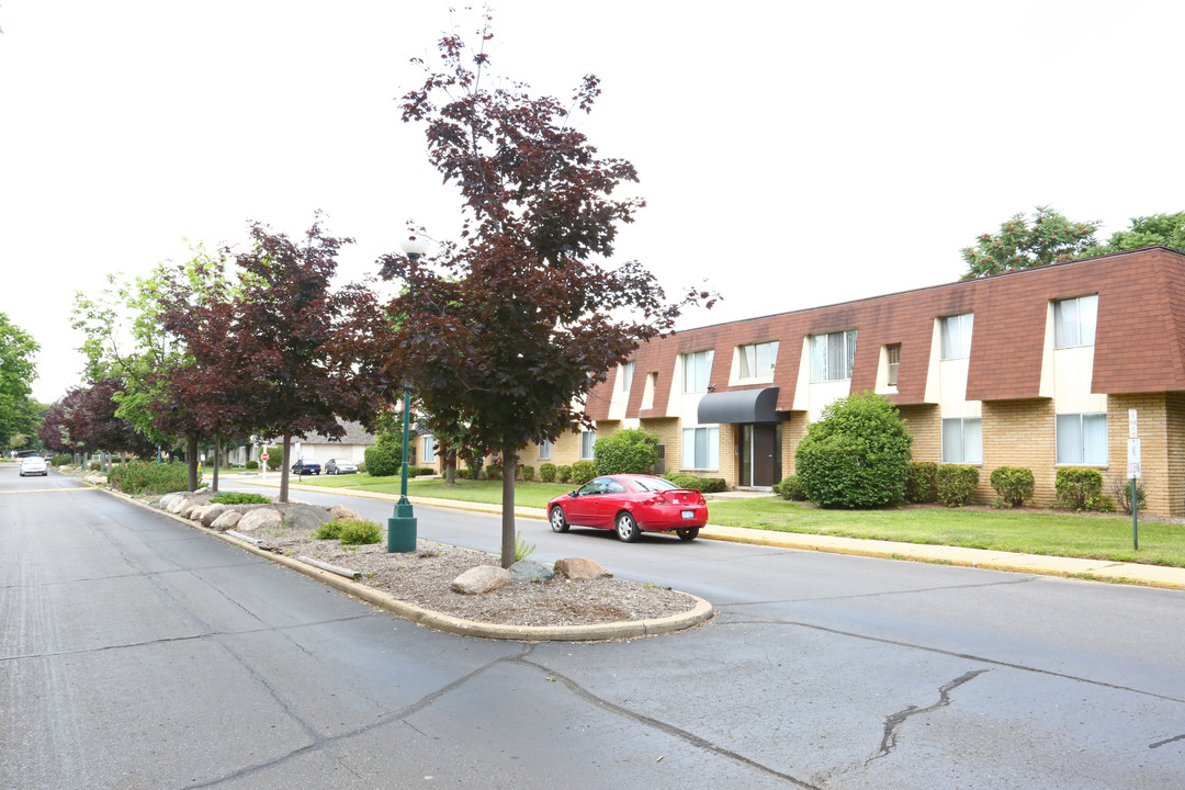 Willow Creek Apartments in Westland, MI - Building Photo