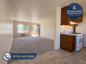 1010 S Magnolia Ave in El Cajon, CA - Foto de edificio - Building Photo