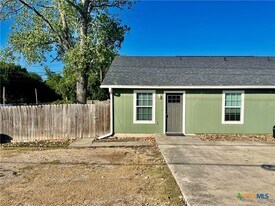 901 Allen St in San Marcos, TX - Building Photo