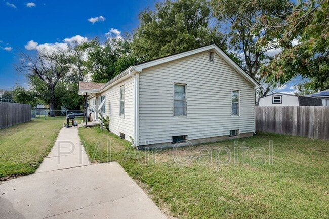 property at 1117 S Handley St