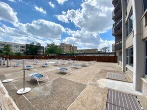 555 W Cornelia Ave in Chicago, IL - Building Photo - Building Photo