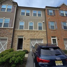 76 Albert Ct in Randolph, NJ - Building Photo - Building Photo