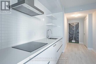 2221 Yonge St in Toronto, ON - Building Photo - Building Photo