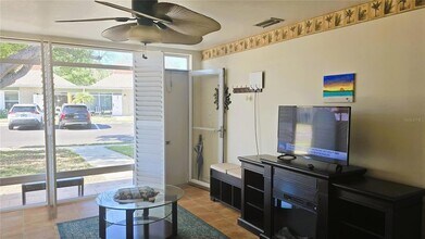 4348 Tahitian Gardens Cir, Unit B in Holiday, FL - Foto de edificio - Building Photo