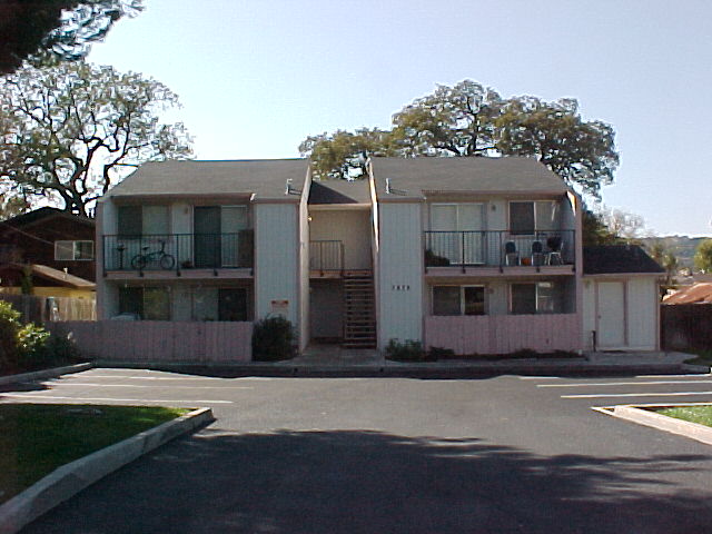 7828 Santa Ysabel Ave in Atascadero, CA - Foto de edificio