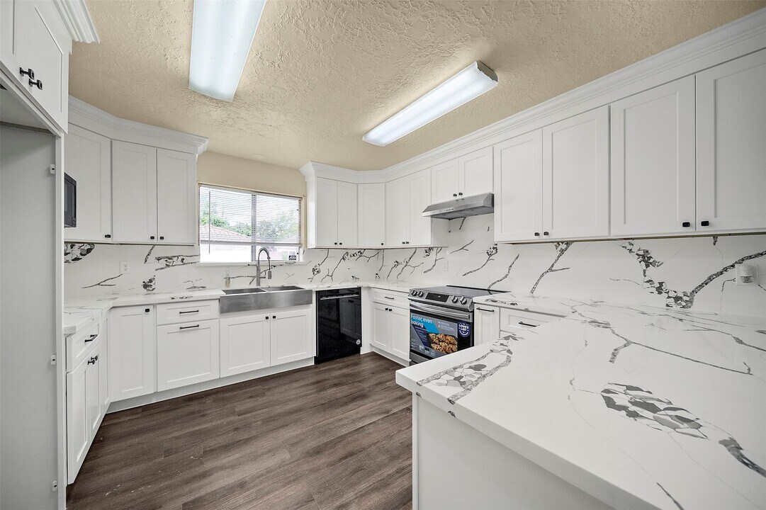 14107 Woodnook Dr in Houston, TX - Building Photo